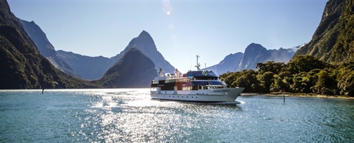 LQ Queenstown, Milford Sound, Golf & Wine